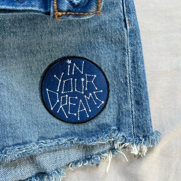 Levi’s Ribcage Light Wash Shorts - Picture 4 of 4